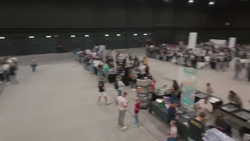 Collectionneurs devant les tables Pocketflex